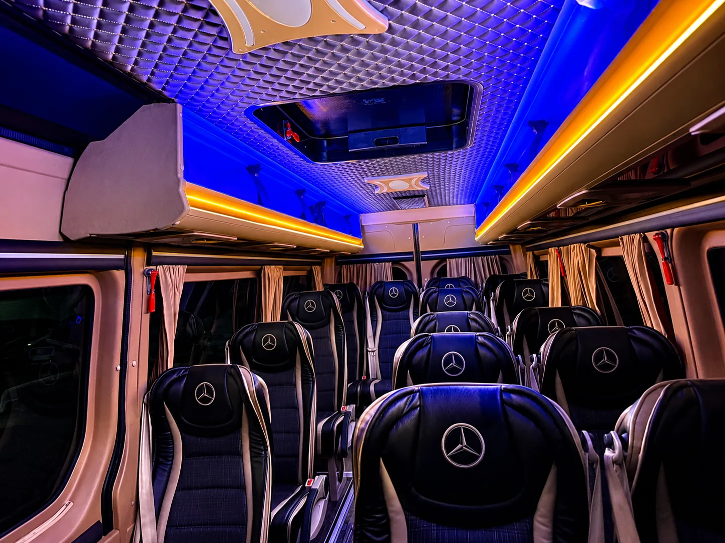 Premium interijer vozila Bašić Tours sa kožnim sjedištima